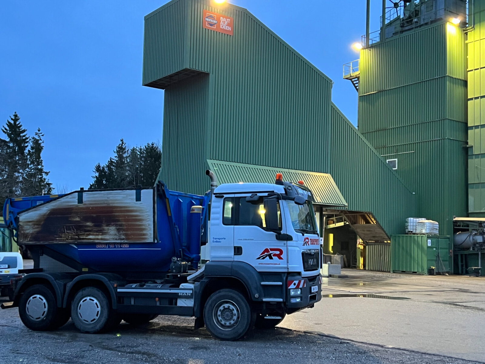 LKW mit Kipper der AR Transporte GmbH