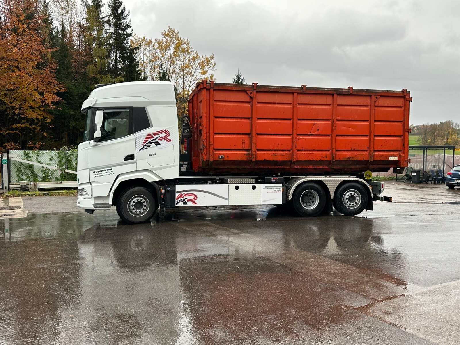 LKW mit rotem Kipper der AR Transporte GmbH