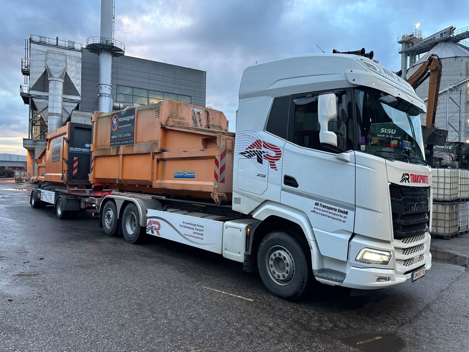 LKW mit orangem Container der AR Transporte GmbH